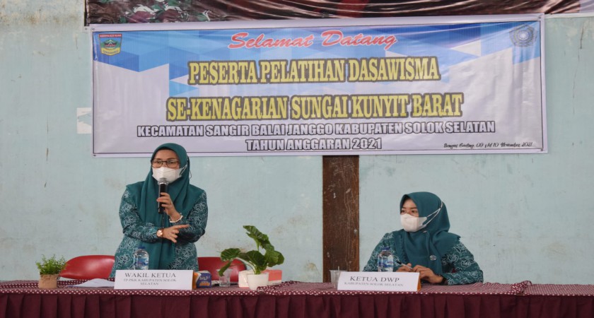 Ny Hj. Bet Yulian Efi : "Pelatihan Membentuk Kader Dasawisma Terlatih untuk melaksanakan 10 Program PKK"